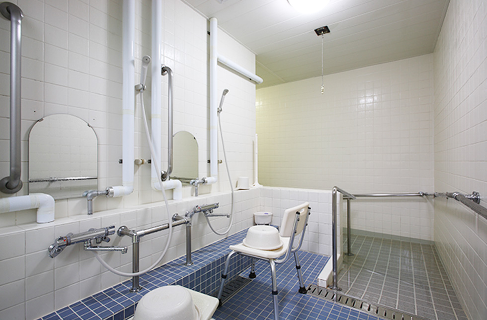 車椅子対応介助浴室