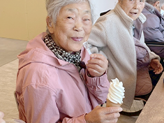 天気のよい日には外出レクを行い、日常にちょっとした変化とリフレッシュの時間を楽しんでいただいています。この日は道の駅でソフトクリームを食べました！