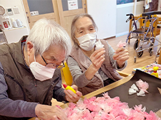デイサービスでは制作活動を通じて、楽しみながら手先の運動や集中力の向上につなげています