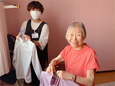 ご本人様のペースを大切にしながら身の回りのお手伝いを行っています。できることを活かしながら、安心して過ごせる環境づくりを心がけています