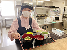 ホーム全体で連携を図り、安心してお召し上がりいただける温かい食事を提供しています