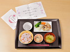 利用者様の「食」にこだわり、専門部署を設けて四季折々の御膳やご当地メニューなどを提供。食を通じて季節を感じていただけます